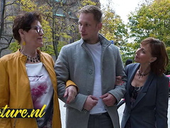 Grote mammen, Pijpbeurt, Rondborstig, Hondjeshouding, 1 man 2 vrouwen, Vingeren, Omie, Bekijker