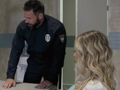 Tetas grandes, Rubia, Estilo perrito, Corridas faciales, Policía, Coño, Montar, Tatuaje