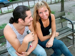 Blonde, Sucer une bite, En levrette, Branlette thaïlandaise, De plein air, Public, Rasée, Maigrichonne