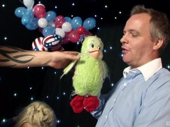 Grote kont, Grote lul, Blond, Sperma shot, Diep in de keel, Monster, Trio, Tieten likken