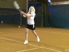 In den arsch, Blondine, Kehlenfick, Handjob, Hd, Piercing, Tätowierung, Flotter dreier