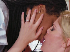 Blonde, Mariée, Tromperie, Noir ébène, Pieds, Époux mari, Interracial, Fête