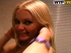 ブロンド, フェラチオ, 指いじり, 手コキする, 公共, シャワー, ストリッピング, オッパイの