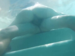 Gros seins, Brunette brune, En levrette, De plein air, Piscine, Sous marin