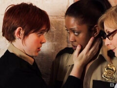 Fingern, Küssen, Lesbisch, Masturbation, Milf, Rasiert, Strapon, Entkleiden