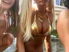 Leie, Blondine, Pool, Öffentlich, Titten