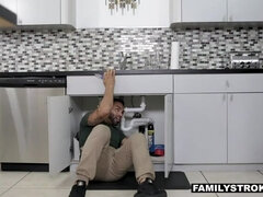 Bruinharig, Sperma shot, Hondjeshouding, Gezin, Hardcore, Latijnse vrouw, Tieten likken, Oom