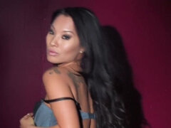 Gros cul, Gros seins, Brunette brune, Plantureuse, Éjaculation interne, En levrette, Nue  à poil, Nénés