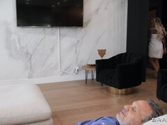 デカチン, ブロンド, フェラチオ, 手コキする, ハードコア, 母, ヌード, タトゥー