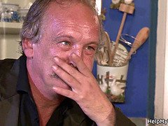 Braunhaarige, Gehörnter ehemann, Küche, Orgasmus, Rasiert, Titten, Ehefrau, Frauentausch