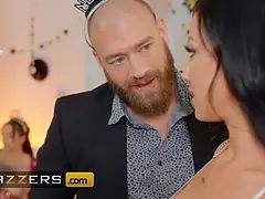 Grosse bite, Gros seins, Sucer une bite, Brunette brune, Tir de sperme, Double pénétration, Hd, Plan cul à trois