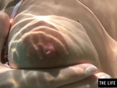 18 летние, Брюнетки, Грудастые, Застукали, Хд, Бассейн, На публике, Соло