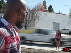 Grosser schwanz, Blasen, Braunhaarige, Auto, Kehlenfick, Monster, Zierlich, Titten