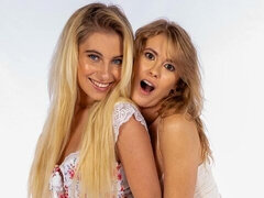 18 ans, Gros cul, Embrassement, Lesbienne, Lingerie, Dénudage, Adolescente, Nénés