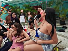 Grosse titten, Braunhaarige, Spermaladung, Hd, Interrassisch, Party, Flotter dreier, Titten