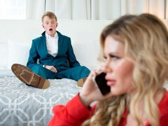 Grosse titten, Blasen, Hundestellung, Lingerie, Milf, Rasiert, Strümpfe, Titten