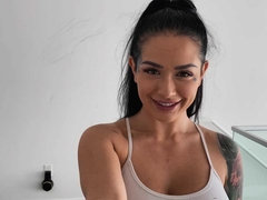 Tetas grandes, Mamada, Morena, Estilo perrito, Pajear, Masaje, Tatuaje
