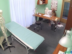 Lécher le cul, Sucer une bite, Éjaculation interne, Médecin, Infirmière, Bureau, Uniforme, Voyeur