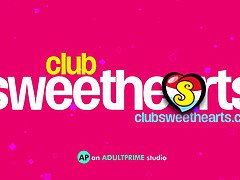 Club, Mignonne, Doigter, Orgasme, Rasée, Adolescente, Plan cul à trois, Nénés