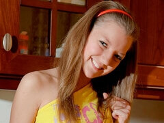 Leie, Grosser arsch, Grosse titten, Fingern, Küche, Dürr, Solo, Entkleiden