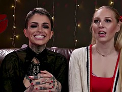 Gros seins, Bondage, Érotique, Doigter, Lesbienne, Maîtresse, Tatouage, Jouets