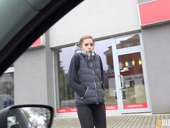 18 ans, Gros cul, Grosse bite, Sucer une bite, En levrette, Petite amie, De plein air, Maigrichonne