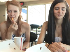 Kleid, Fetisch, Masturbation, Öffentlich, Solo, Strümpfe, Spielzeuge, Unter dem rock