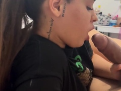 Amiga da minha namorada descobriu que eu tenho pau grande e