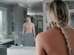 Blonde, Sucer une bite, Frère, Tromperie, En levrette, Faciale, Petite amie, Mouillée