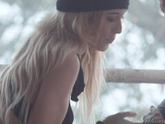 Arsch, Grosse titten, Blondine, Braunhaarige, Lesbisch, Lecken, Natürlichen titten, Socken