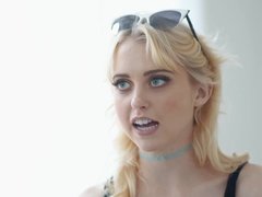 Rubia, Mamada, Corridas, Garganta profunda, Coño, Tetas, Virgen