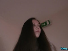 Leie, Blasen, Braunhaarige, Aufs gesicht abspritzen, Handjob, Im freien, Pov, Öffentlich