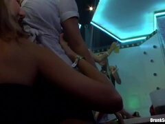 Kont, Grote kont, Grote mammen, Dronken, Groep, Tiener, Tieten likken, Slet