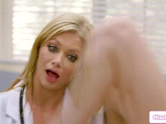 Gros seins, Blonde, Plantureuse, Médecin, Lesbienne, Petite femme, Rasée, Nénés