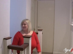 Grosse titten, Blasen, Britisch, Vollbusig, Oma, Reif, Natürlichen titten, Flotter dreier