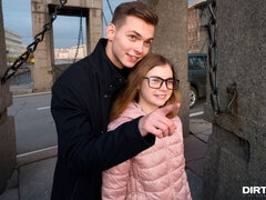 Blonde, Sucer une bite, En levrette, Embrassement, Rasée, Maigrichonne, Adolescente, Nénés