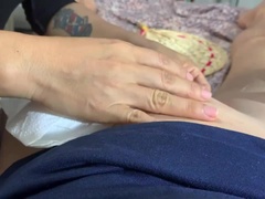 Asiatique, Grosse bite, Sucer une bite, Homme nu et filles habillées, Tir de sperme, Branlette thaïlandaise, Énorme, Pénis