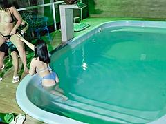 Leie, Blasen, Braunhaarige, Geschnappt, Hd, Orgie, Pool, Öffentlich