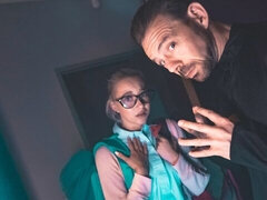 ベッドルーム, フェラチオ, 眼鏡, 手コキする, ホテル, 剃毛, ストリッピング, ティーン