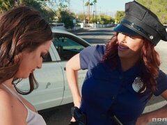 Grosser schwanz, Hundestellung, Frau frau mann, Interrassisch, Milf, Im freien, Polizei, Rau