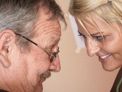Blond, Pijpbeurt, Hondjeshouding, Sportzaal, Handbeurt, Sportoefening, Tiener, Tieten likken