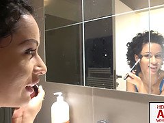 Cul, Salle de bains, Grosse bite, Brunette brune, Béant, Naturelle, Criant, Cheveux courts