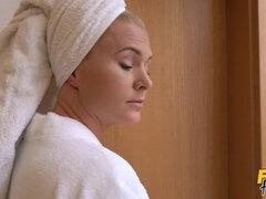 お尻, 舐める尻, 自然山雀, アウトドア, オマンコ, シャワー, 三人, 濡れ