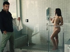 Красотки, Большие сиськи, Минет, Брюнетки, Грудастые, Душ, Сиськи