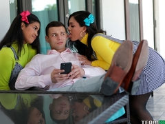 フェラチオ, 茶髪の, チン, 女 人男 人, 手コキする, ラティーナ, ティーン, 三人