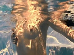 お尻, デカパイ, ブロンド, フェティッシュ, プール, 公共, ロシア人, 一人