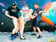 Gros cul, Grosse bite, Sucer une bite, En levrette, De plein air, Public, Chatte, Plan cul à trois