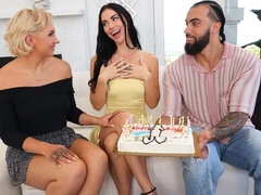 18 летние, Большая жопа, Большой член, Минет, Собачьи, Две девушки, Натуральные сиськи, Сиськи