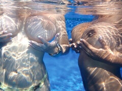 Leie, Grosse titten, Milf, Im freien, Höschen, Pool, Solo, Entkleiden