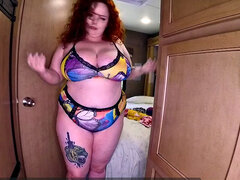 Grote mammen, Badpak, Masturbatie, Buiten, Alleen